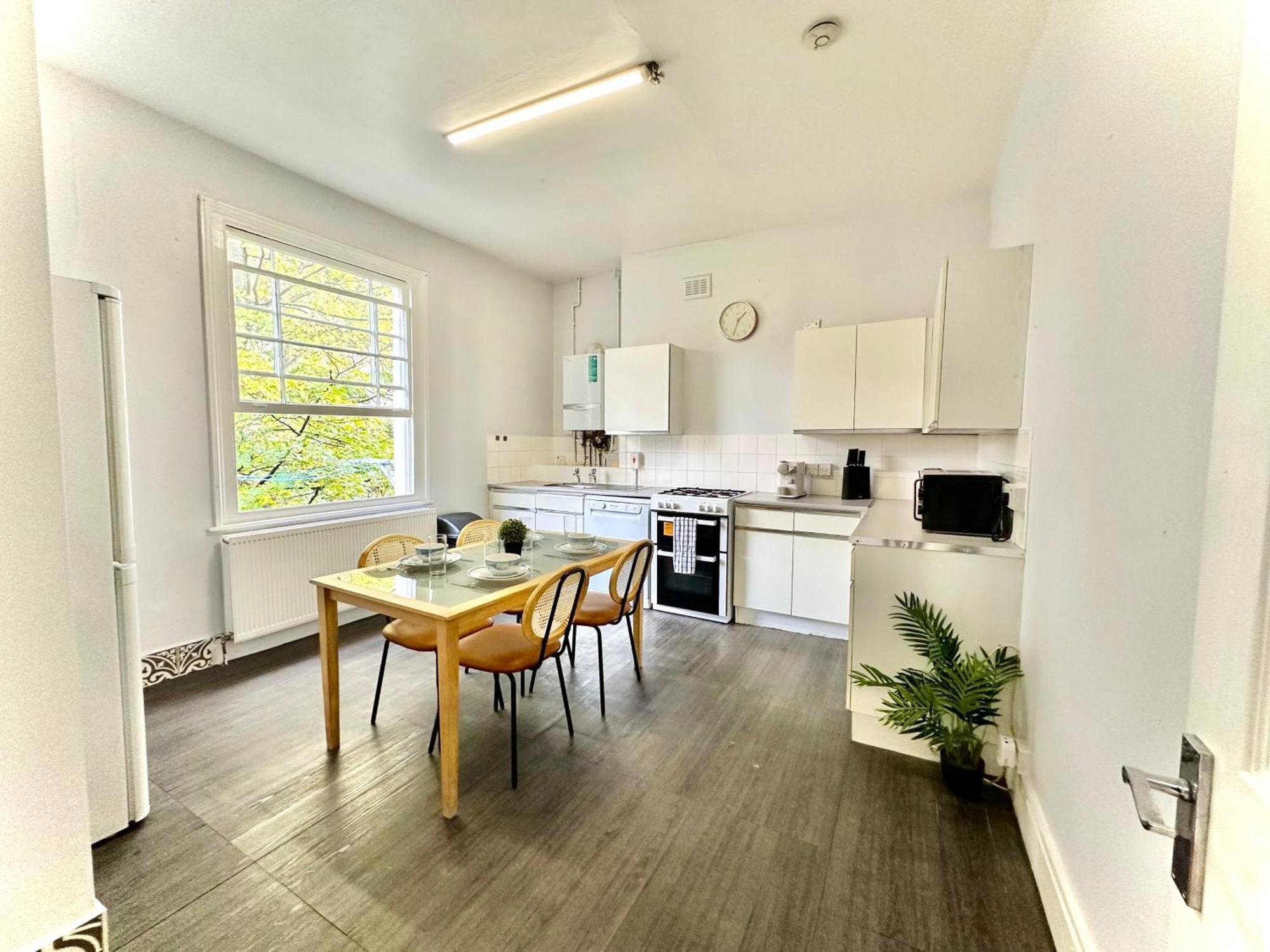 Apartment Enticing 2 Bedroom Flat With Mini-garden In Hackney, Lower Clapton *