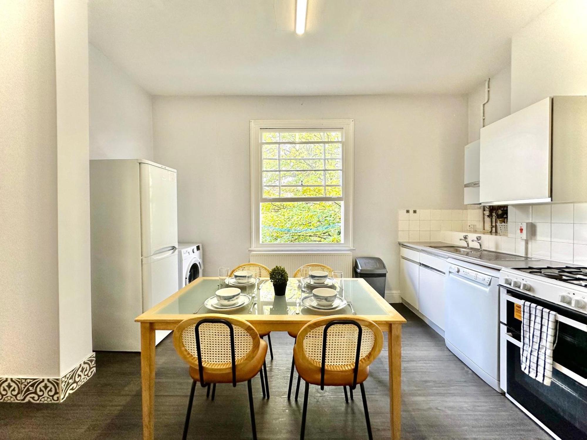 Enticing 2 Bedroom Flat With Mini-garden In Hackney, Lower Clapton