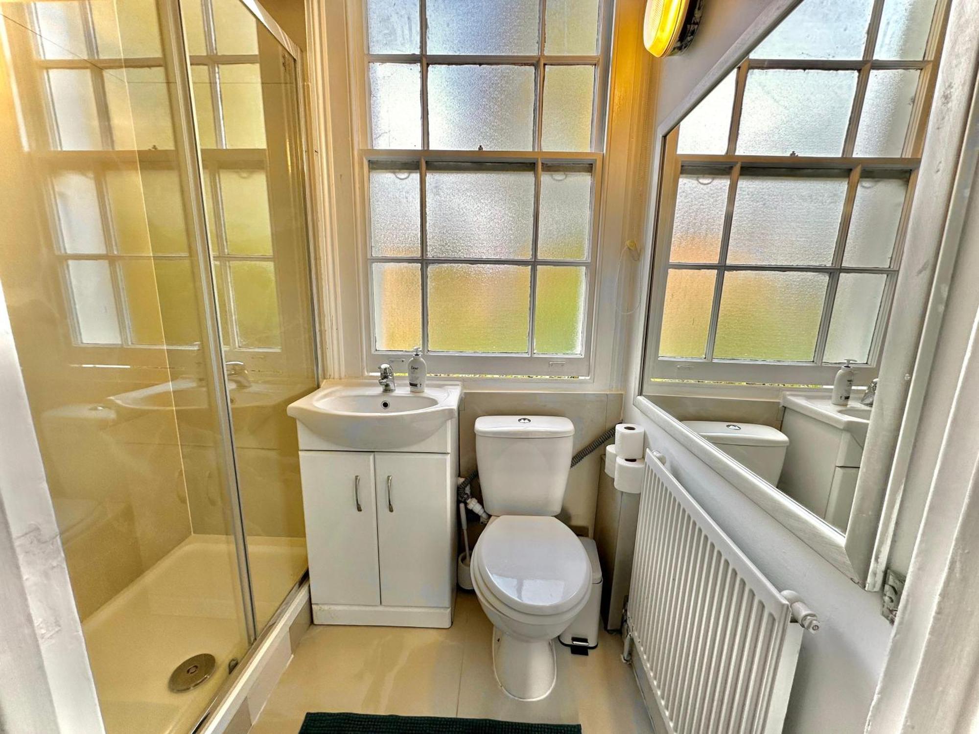 Enticing 2 Bedroom Flat With Mini-garden In Hackney, Lower Clapton Apartment London