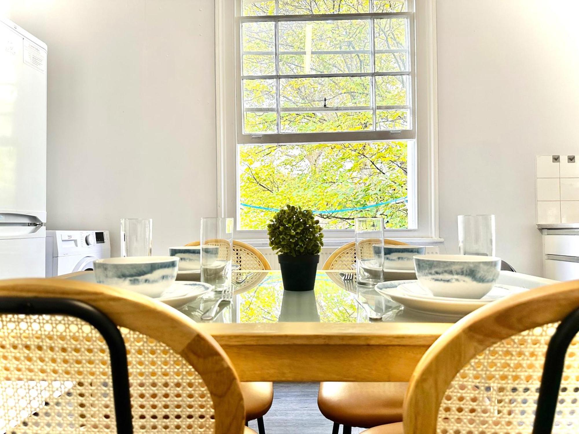Enticing 2 Bedroom Flat With Mini-garden In Hackney, Lower Clapton *