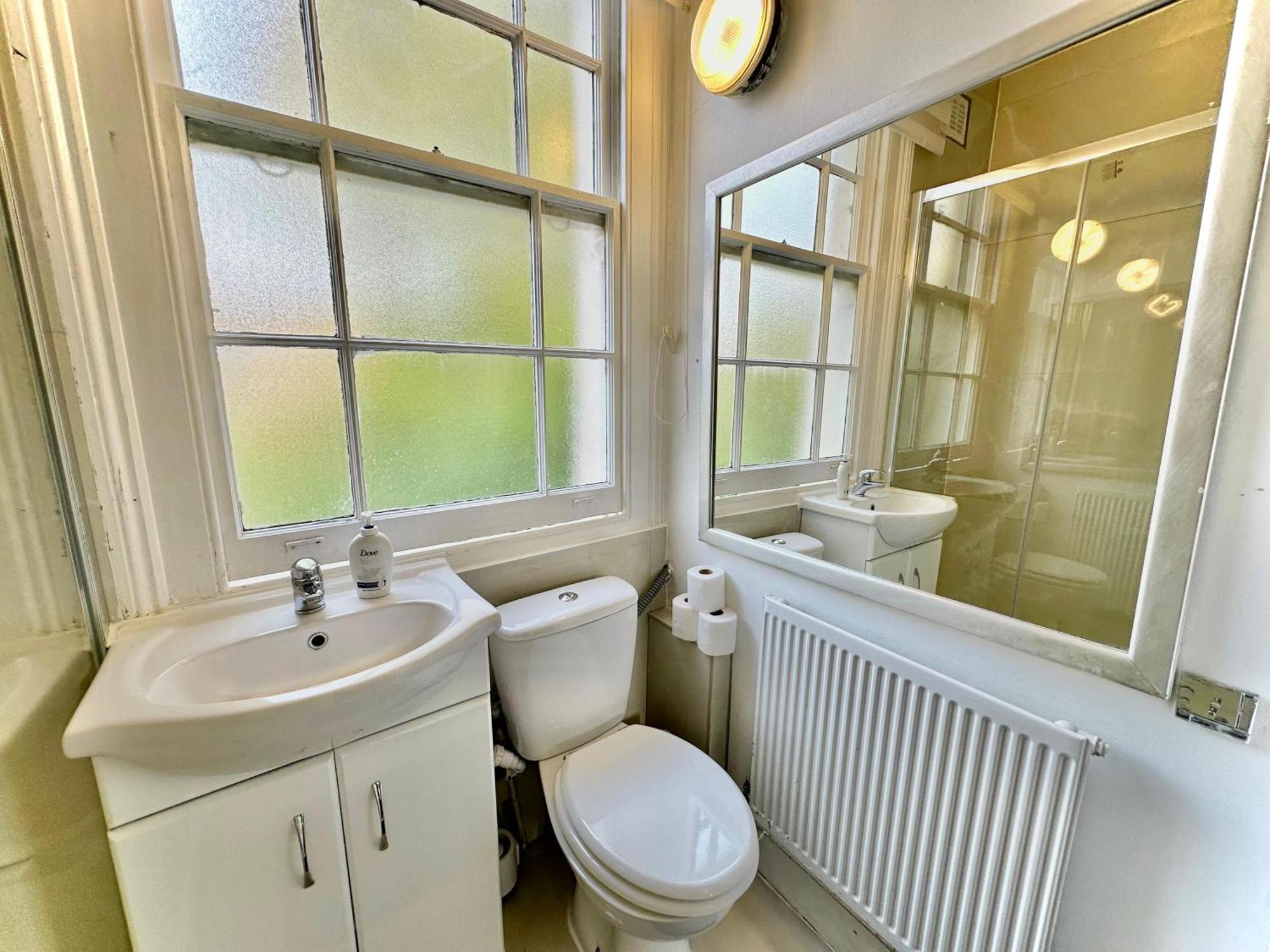 Enticing 2 Bedroom Flat With Mini-garden In Hackney, Lower Clapton Apartment *
