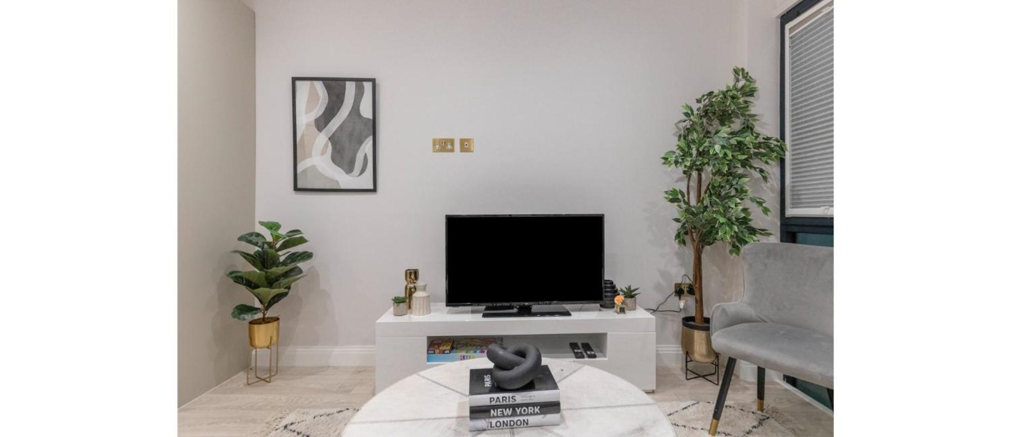 Luxe Minimalist 1-bed Flat : 7 Mins From Station Appartement Londen