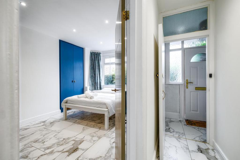 Lägenhet Luxurious 2 Bedroom Flat With Parking And Garden, 5 Mins Walk To Train Station And Bus Stop Opposite