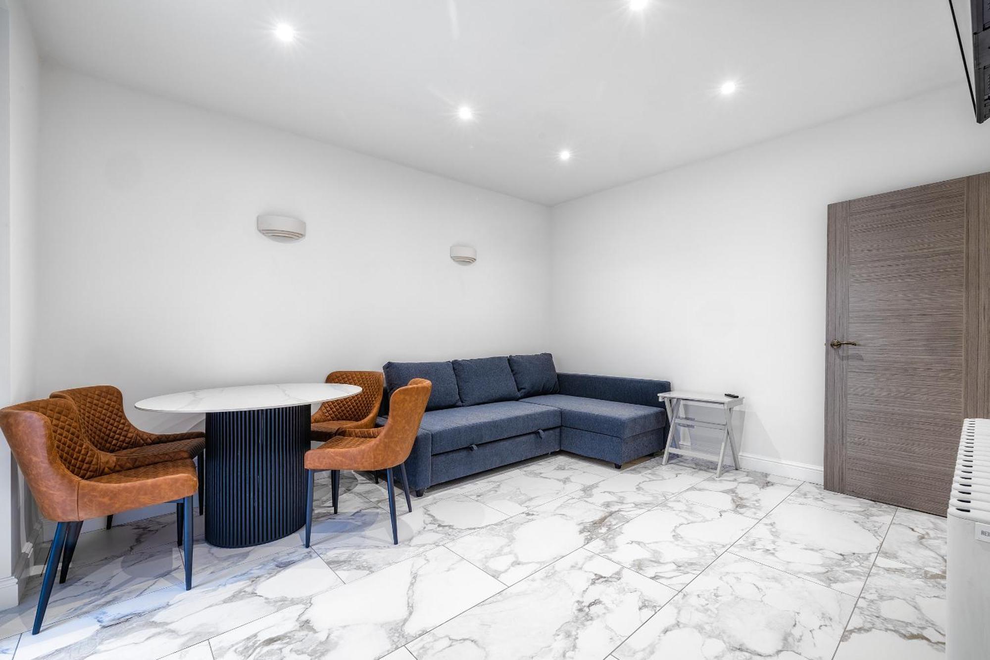 Lägenhet Luxurious 2 Bedroom Flat With Parking And Garden, 5 Mins Walk To Train Station And Bus Stop Opposite London