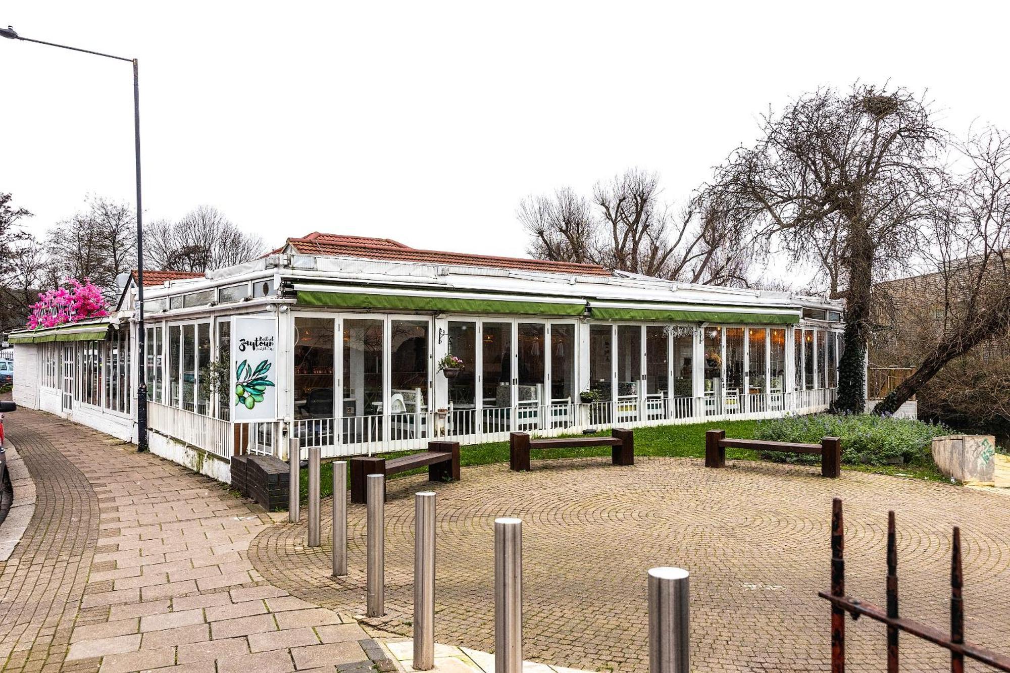 Luxurious 2 Bedroom Flat With Parking And Garden, 5 Mins Walk To Train Station And Bus Stop Opposite Lägenhet London