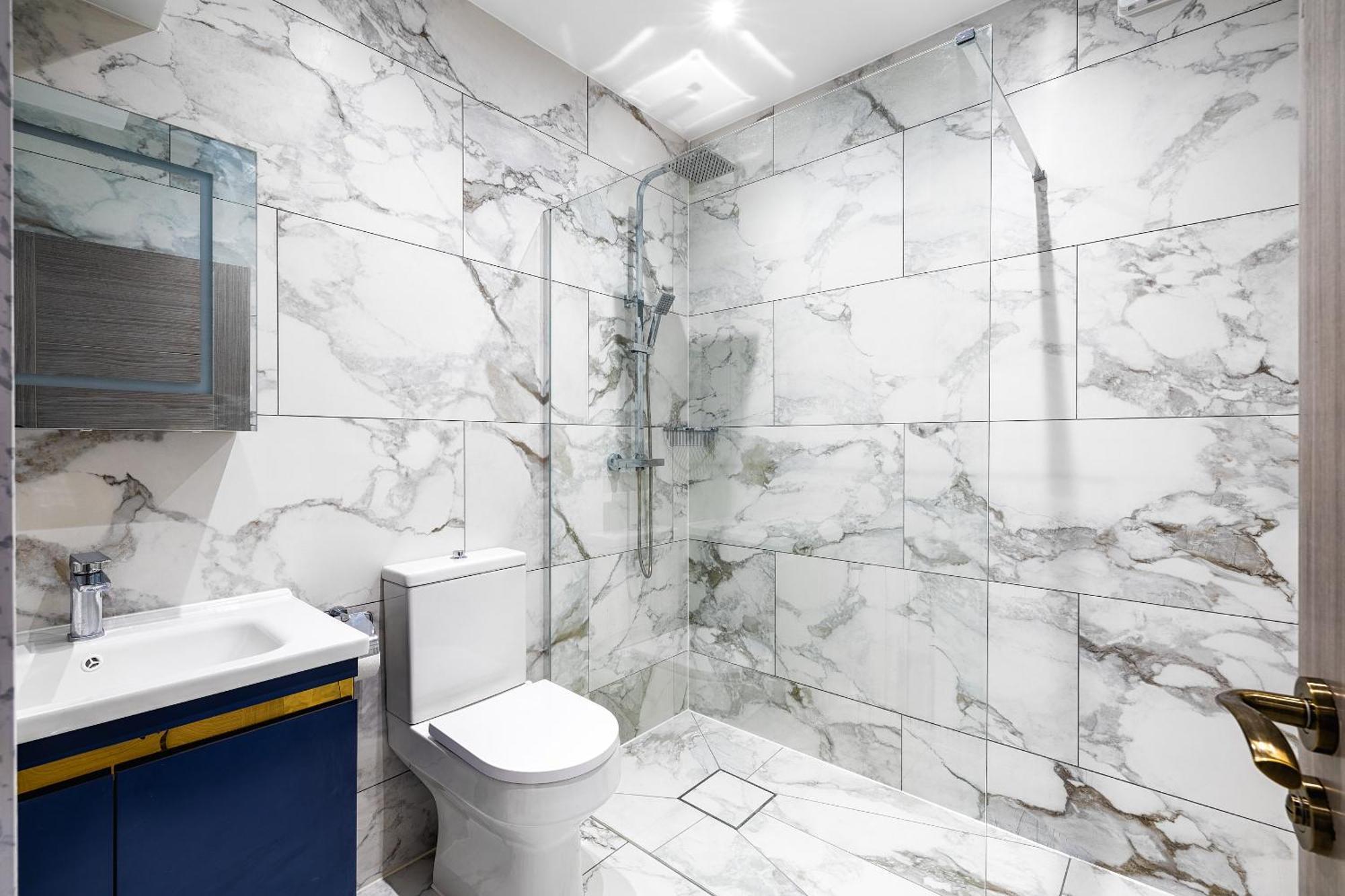 Luxurious 2 Bedroom Flat With Parking And Garden, 5 Mins Walk To Train Station And Bus Stop Opposite Lägenhet London