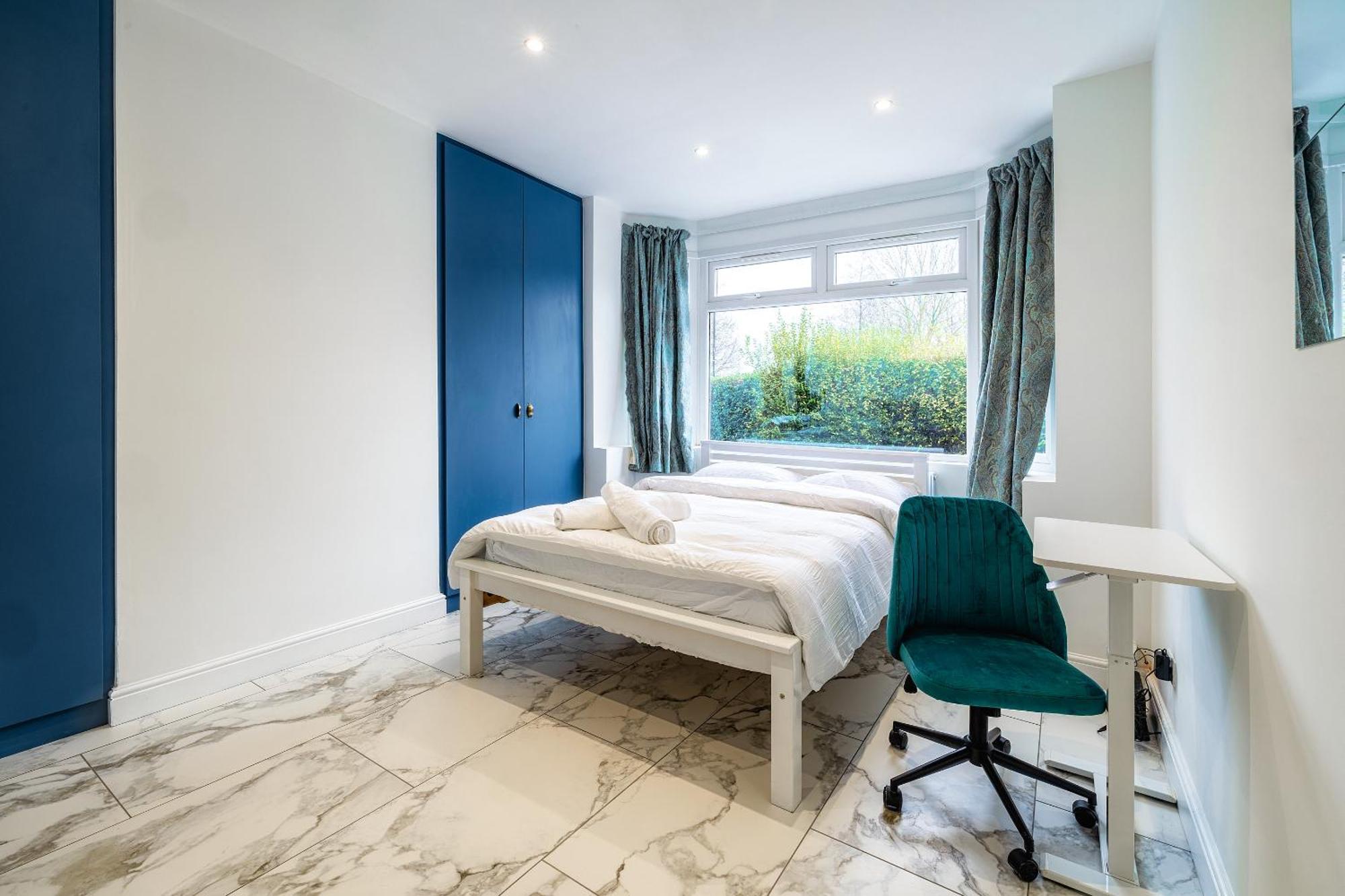 Lägenhet Luxurious 2 Bedroom Flat With Parking And Garden, 5 Mins Walk To Train Station And Bus Stop Opposite London