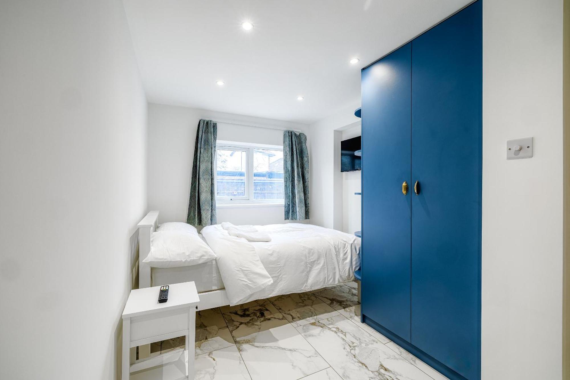 Lägenhet Luxurious 2 Bedroom Flat With Parking And Garden, 5 Mins Walk To Train Station And Bus Stop Opposite *