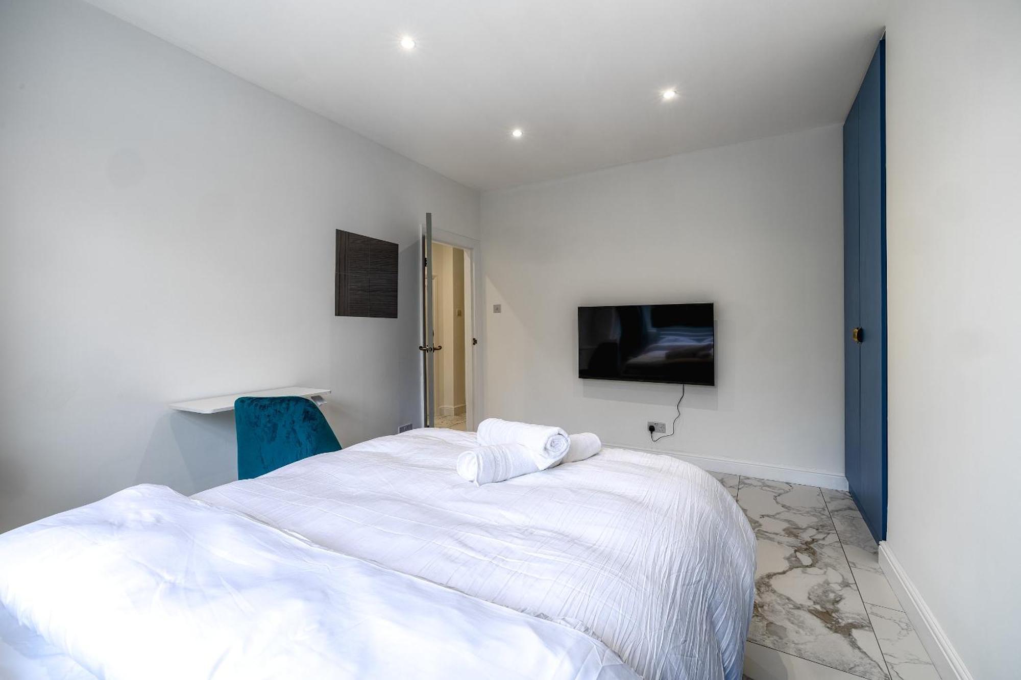 Luxurious 2 Bedroom Flat With Parking And Garden, 5 Mins Walk To Train Station And Bus Stop Opposite Lägenhet London