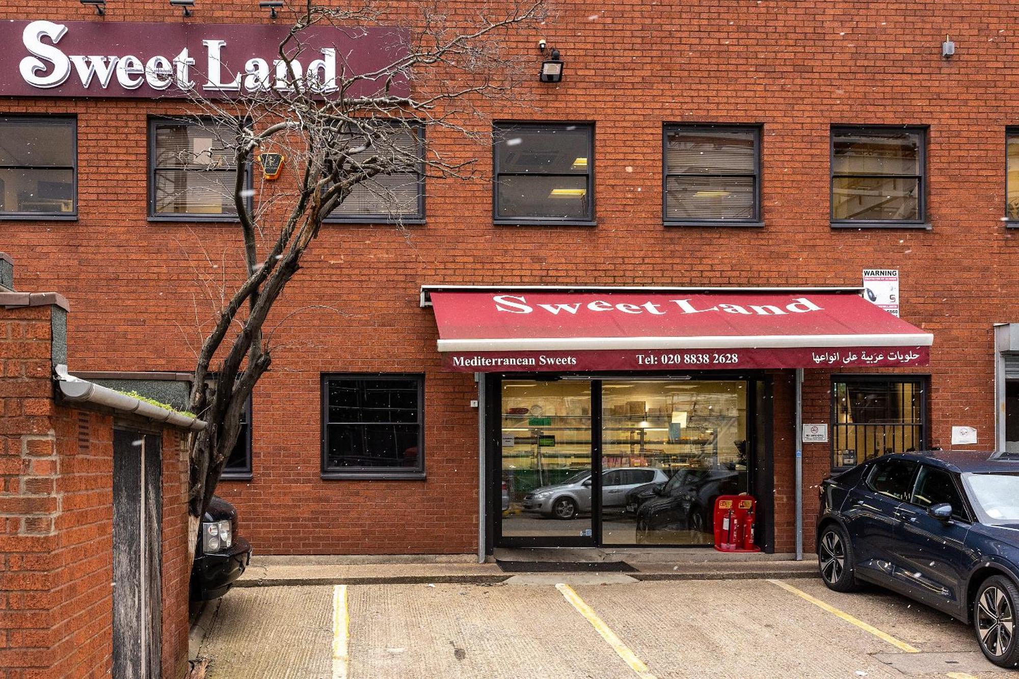 Luxurious 2 Bedroom Flat With Parking And Garden, 5 Mins Walk To Train Station And Bus Stop Opposite Lägenhet London