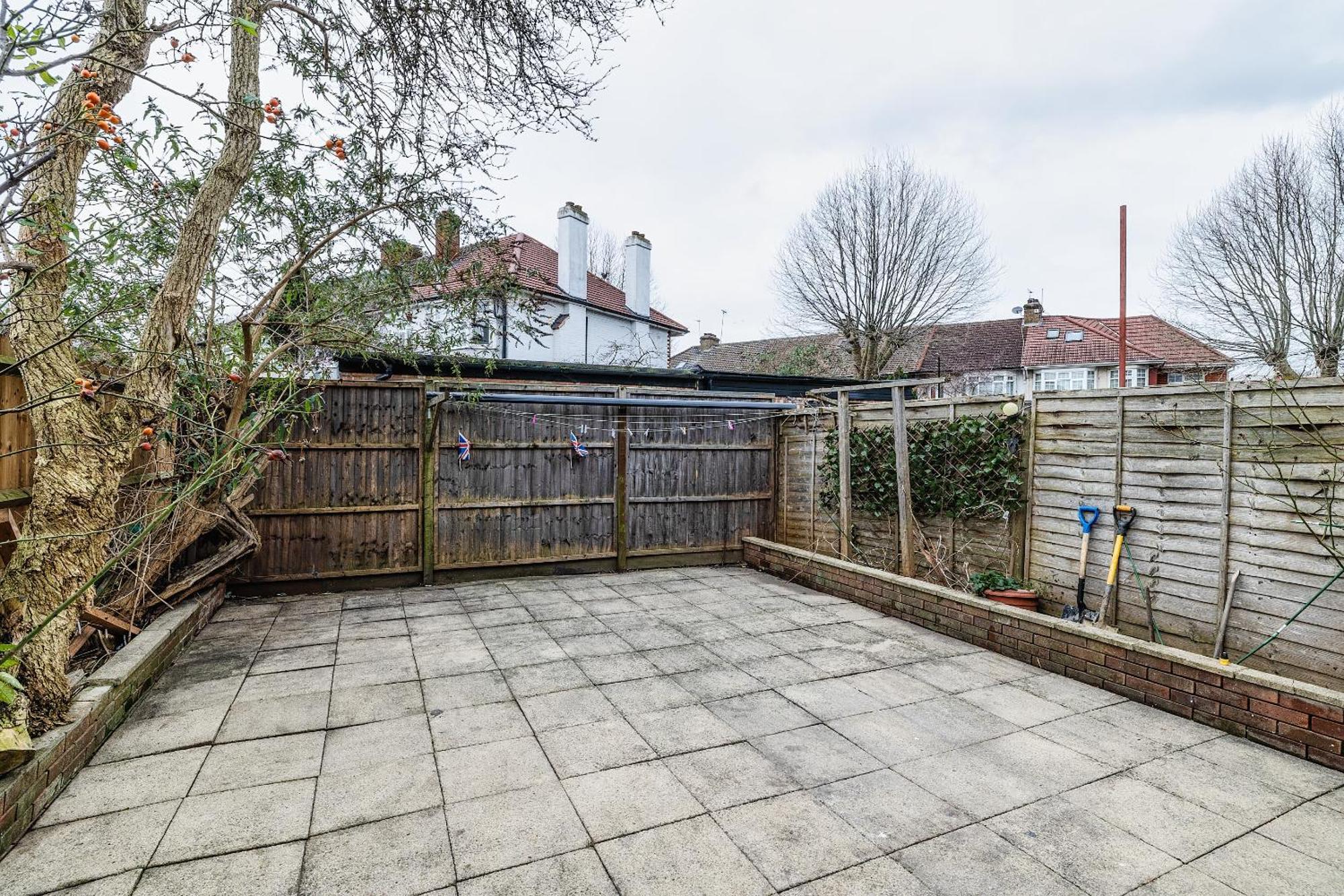 Lägenhet Luxurious 2 Bedroom Flat With Parking And Garden, 5 Mins Walk To Train Station And Bus Stop Opposite *