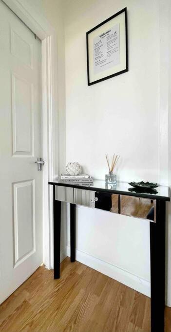 A Bright Two Double Bedroom Flat Lejlighed
