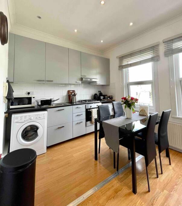 A Bright Two Double Bedroom Flat Lejlighed London