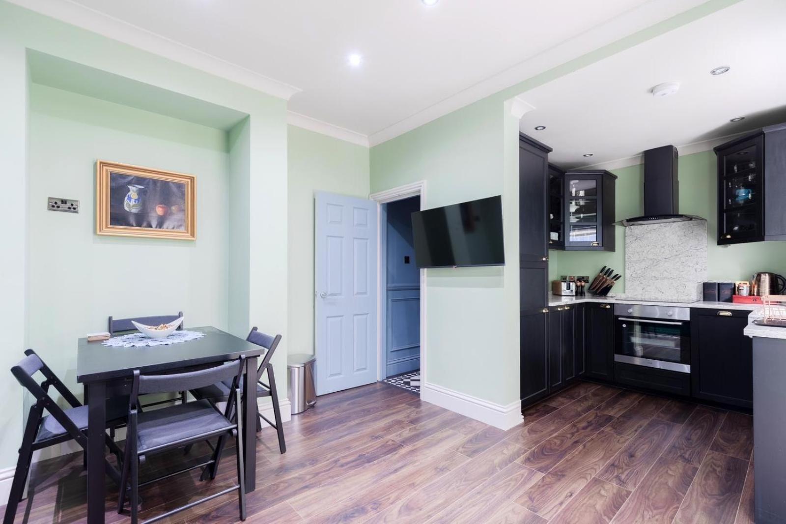 Stylish 2 Bedrooms Flat Sleeps 6 & Garden Zone 2 Cls Appartement *