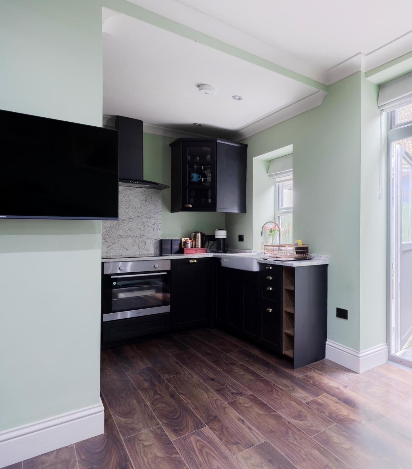 Stylish 2 Bedrooms Flat Sleeps 6 & Garden Zone 2 Cls Appartement *