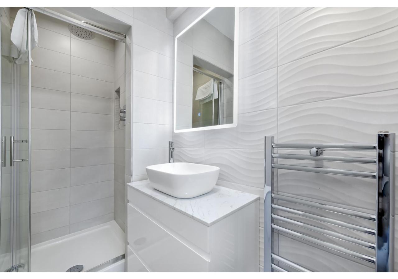 Lovely 4 Bedroom With Outdoor Space! Apartment