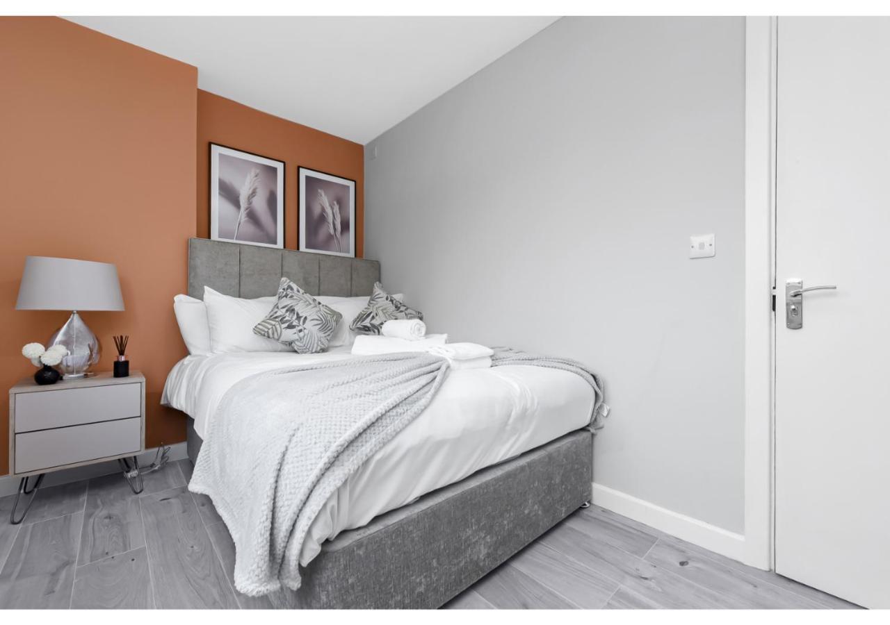 Lovely 4 Bedroom With Outdoor Space! *
