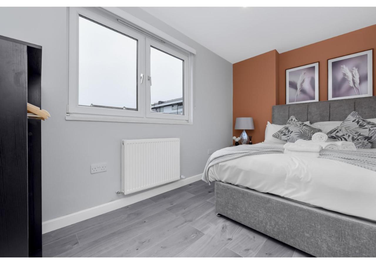 Lovely 4 Bedroom With Outdoor Space! London