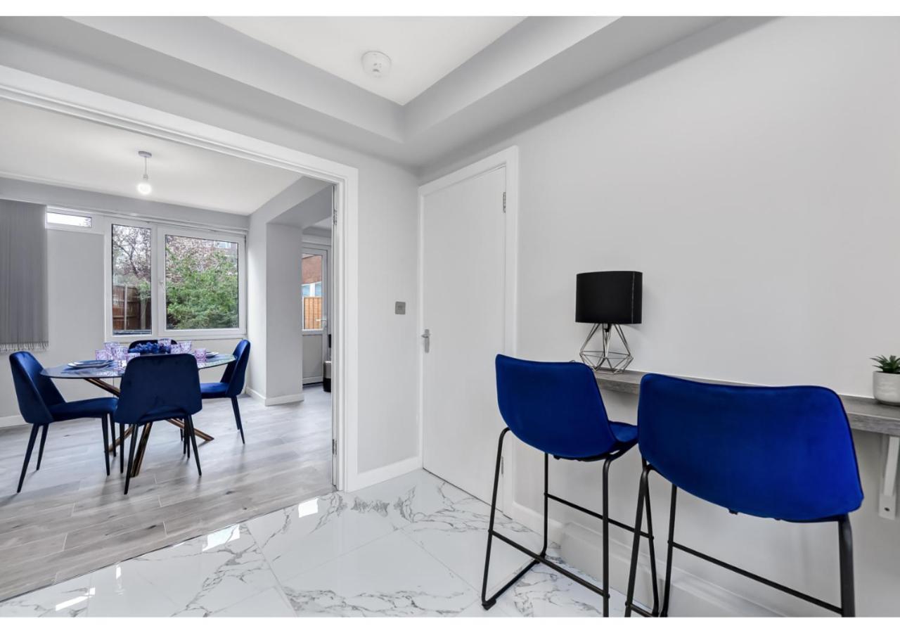 Lovely 4 Bedroom With Outdoor Space! Apartment