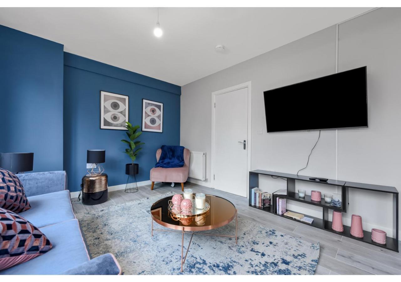 Apartment Lovely 4 Bedroom With Outdoor Space! London