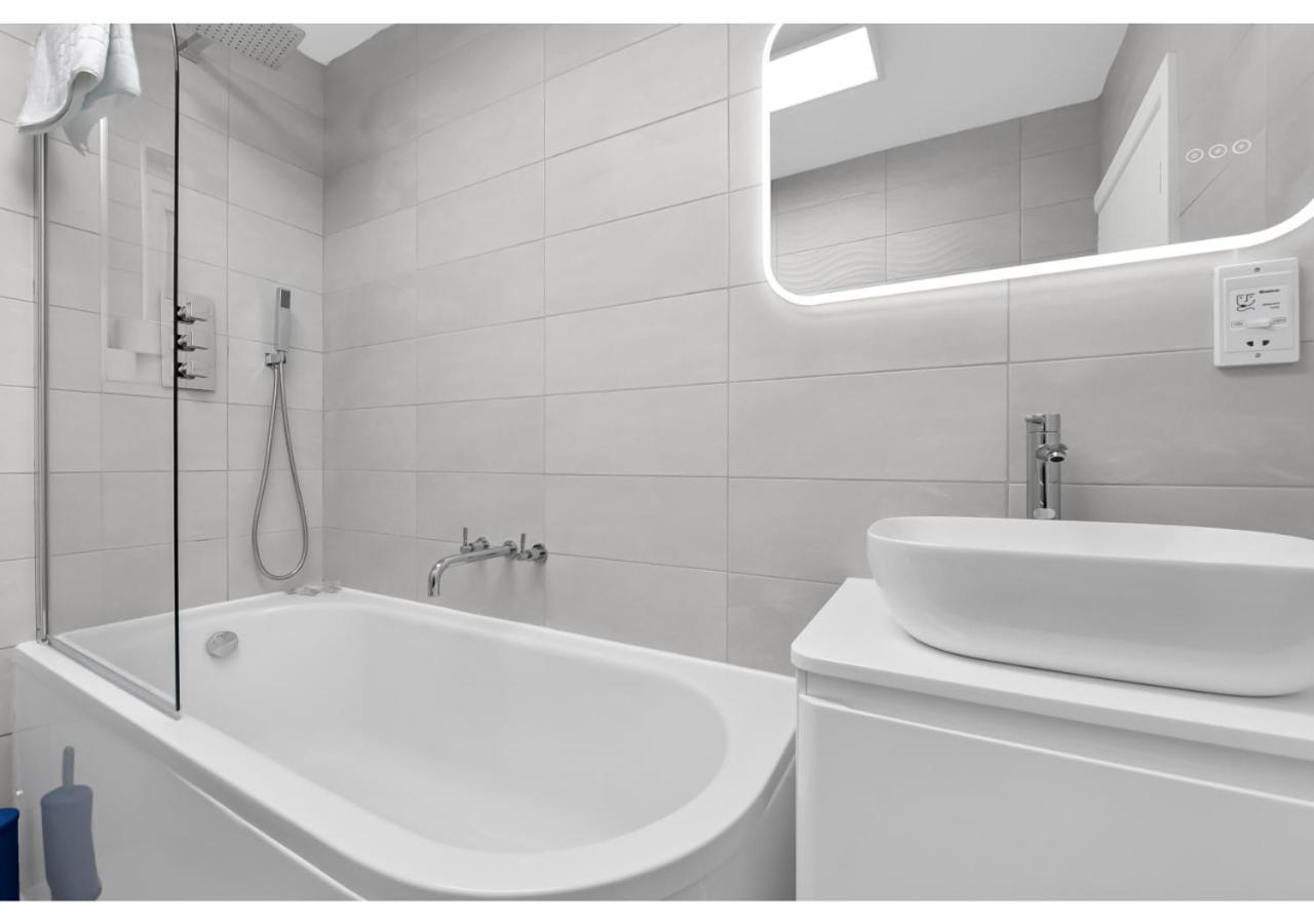 Lovely 4 Bedroom With Outdoor Space! Apartment London