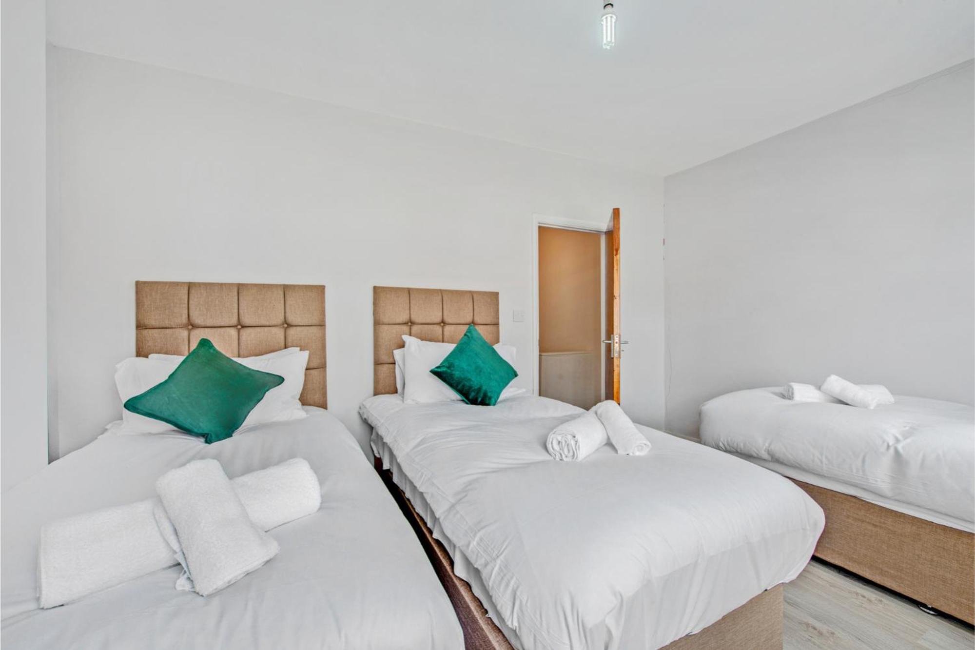 Apartment Lovely - Park Views & Ideal Transport Links
