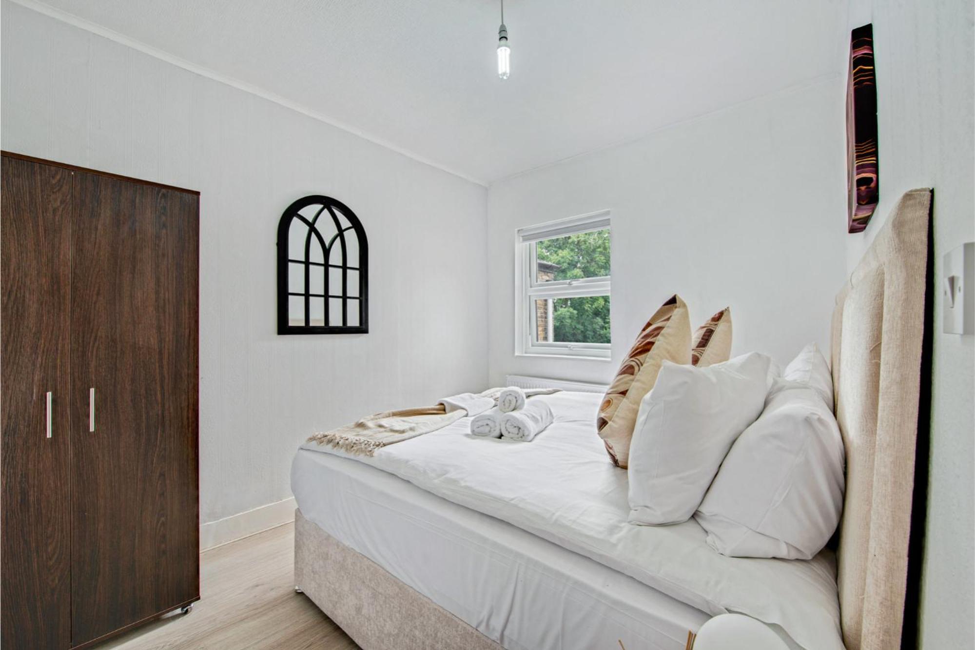Apartment Lovely - Park Views & Ideal Transport Links *
