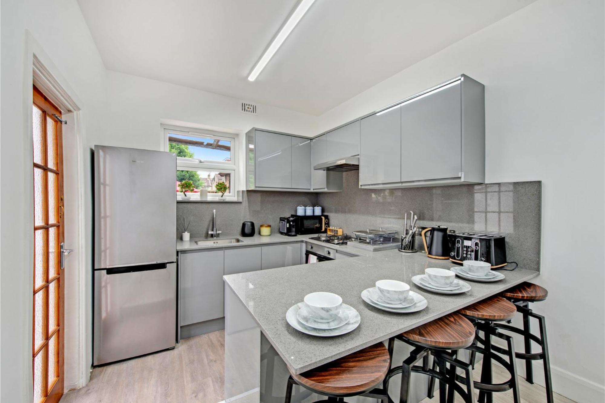 Lovely - Park Views & Ideal Transport Links *