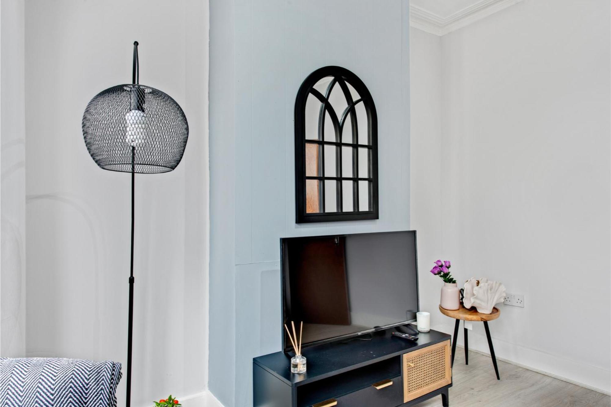 Lovely - Park Views & Ideal Transport Links Apartment *