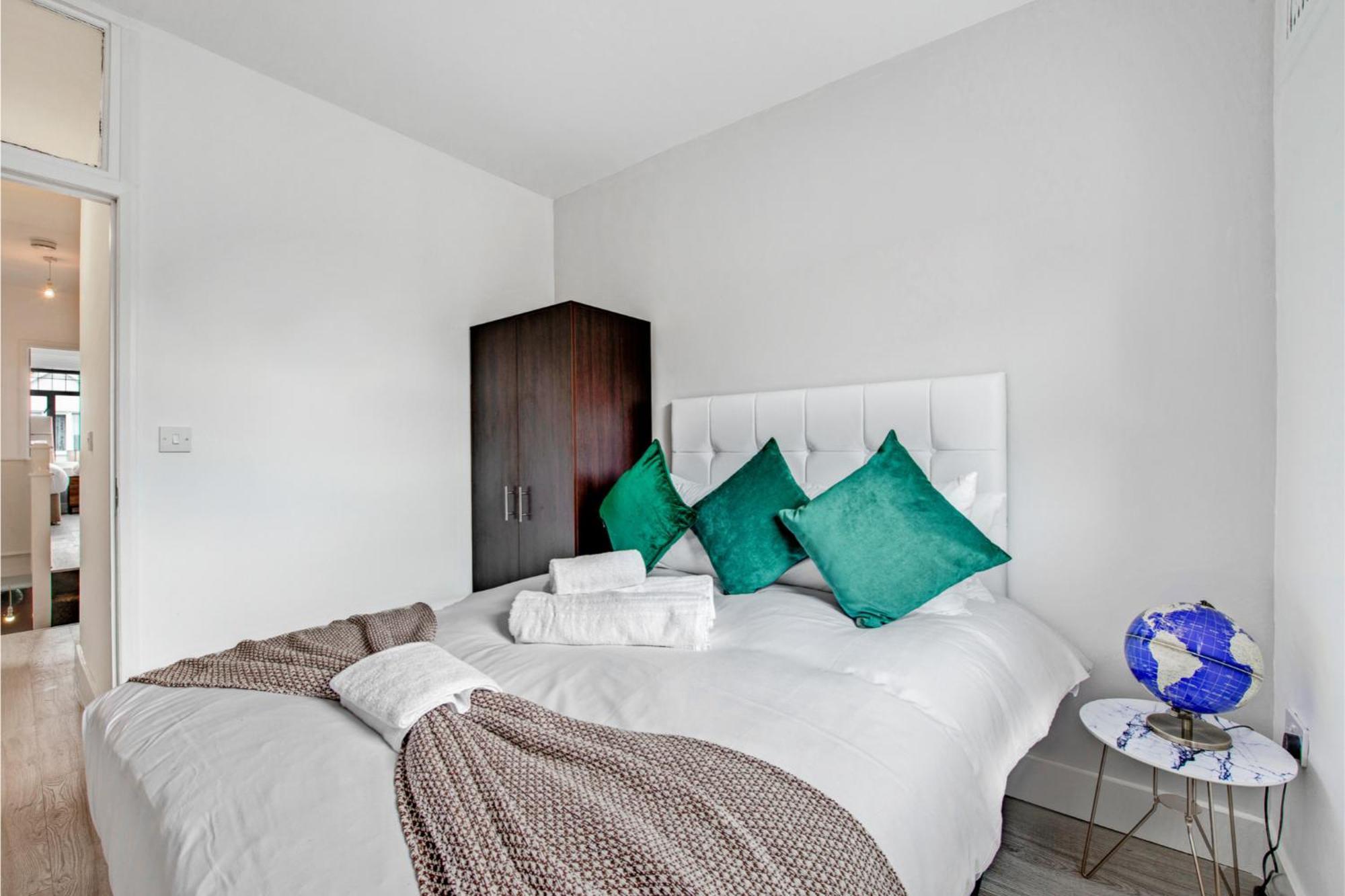 Apartment Lovely - Park Views & Ideal Transport Links