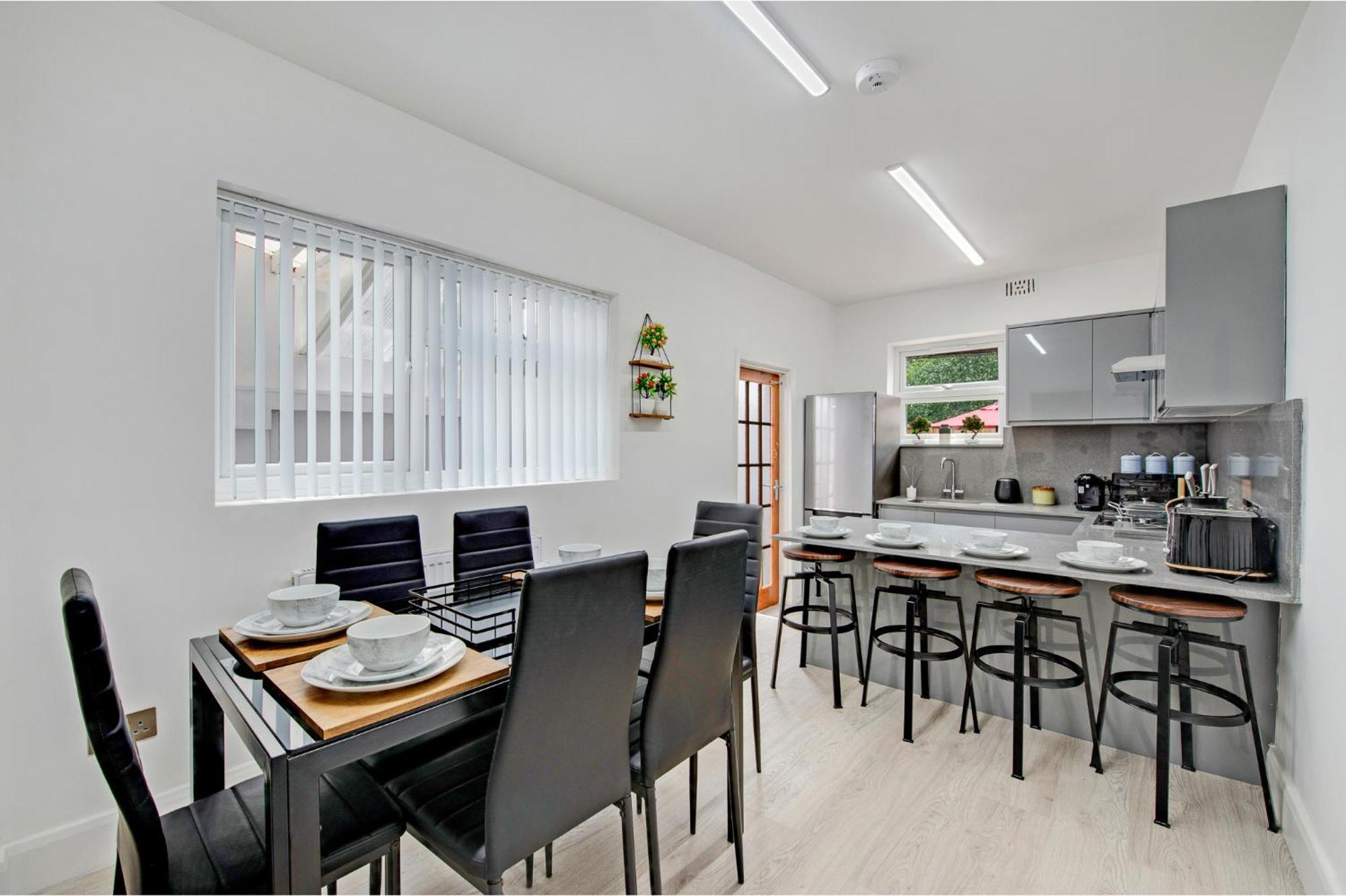 Apartment Lovely - Park Views & Ideal Transport Links