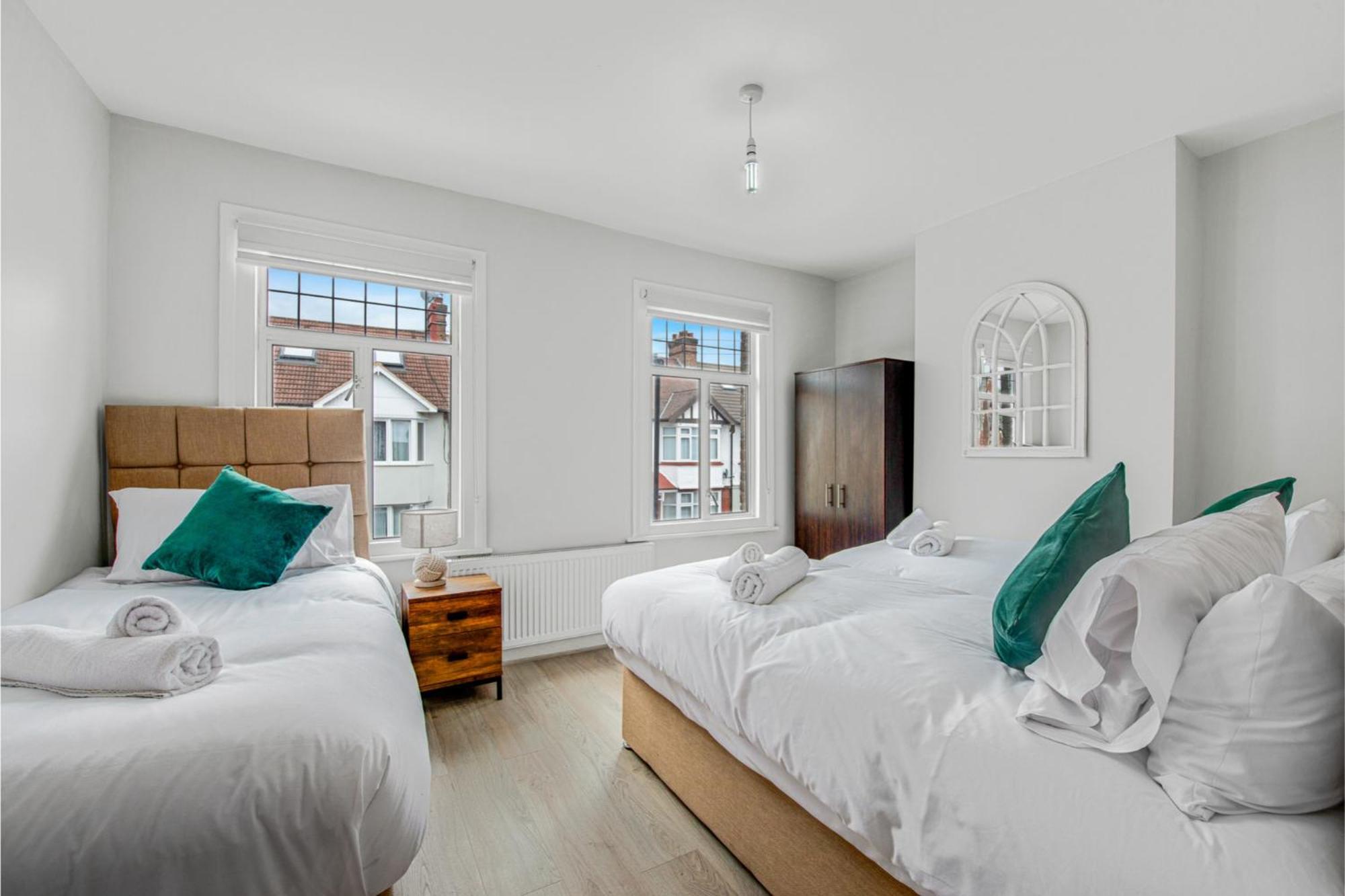 Apartment Lovely - Park Views & Ideal Transport Links *