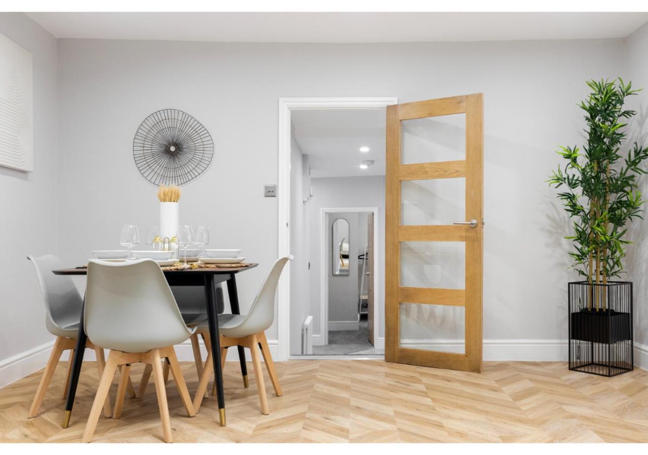 Conveniently Situated - Luxuriously Furnished! Appartement Londen