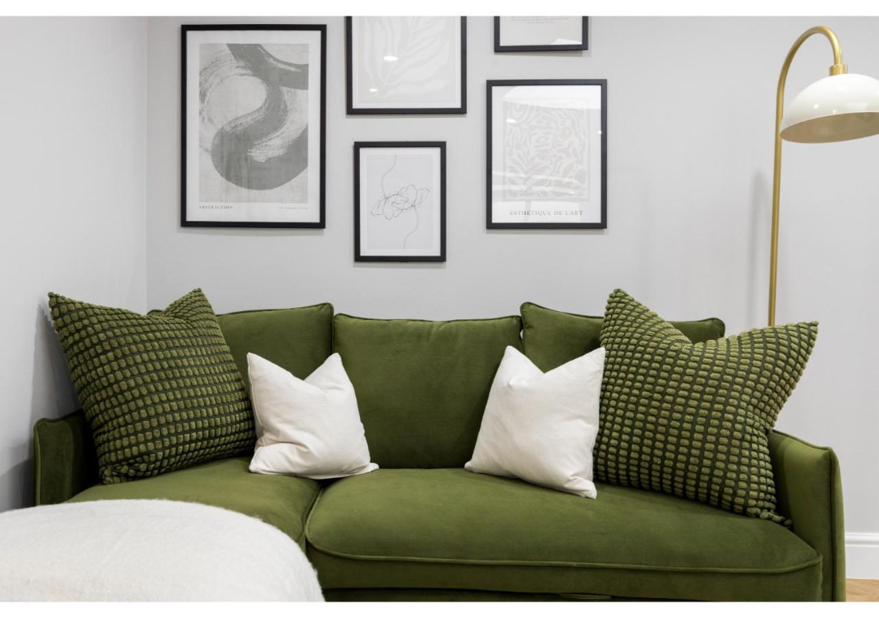 Conveniently Situated - Luxuriously Furnished! Londen
