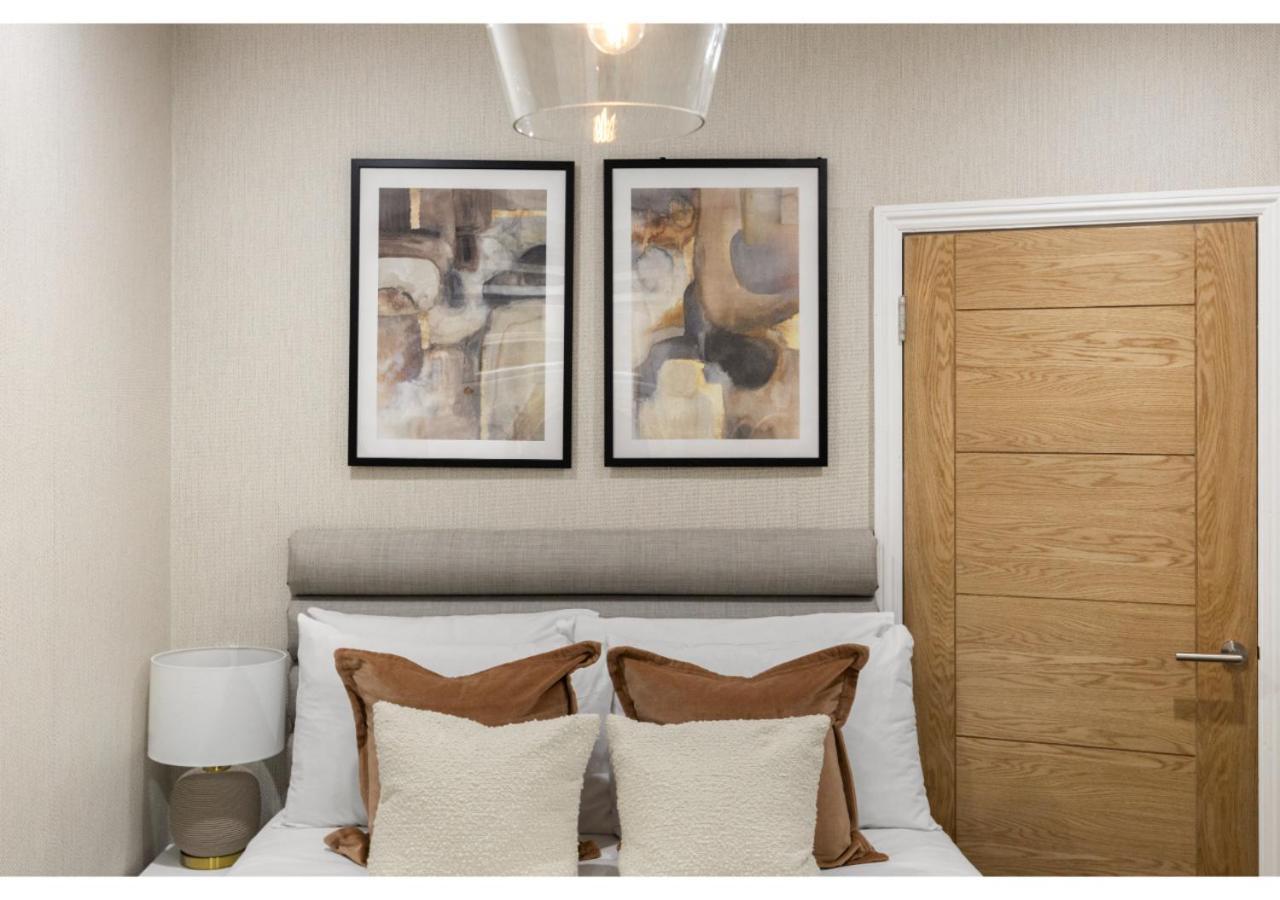 Conveniently Situated - Luxuriously Furnished! Appartement Londen