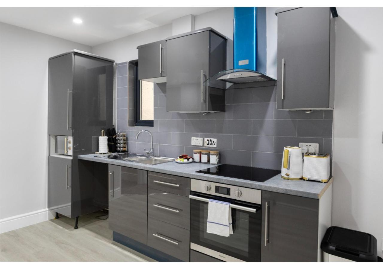 Conveniently Situated - Luxuriously Furnished! * Londen