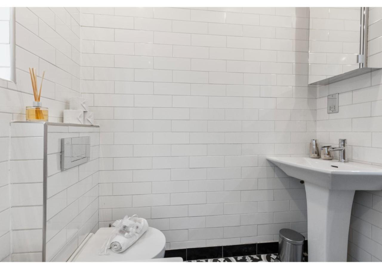 Conveniently Situated - Luxuriously Furnished! Appartement Londen
