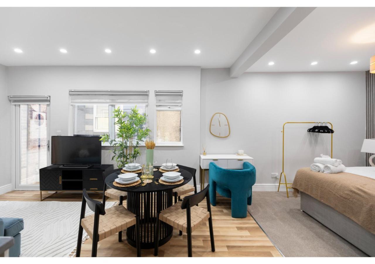 Luxe And Modern Studio- Sleeps Three London