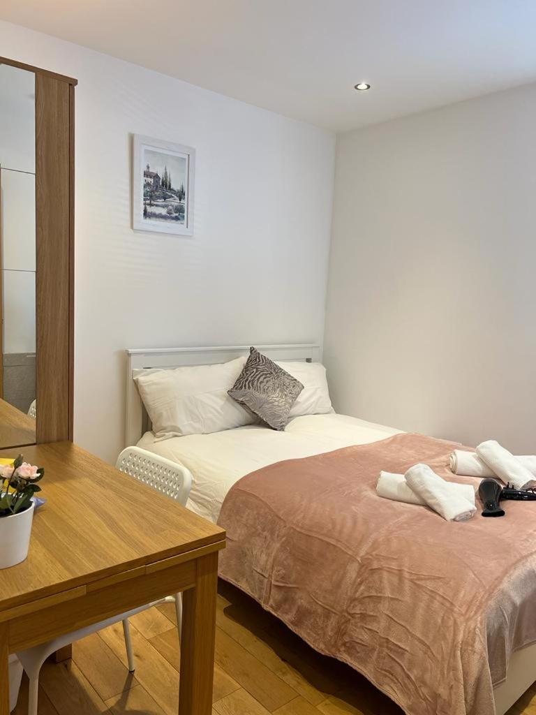 Private Near Euston Station, * Londen
