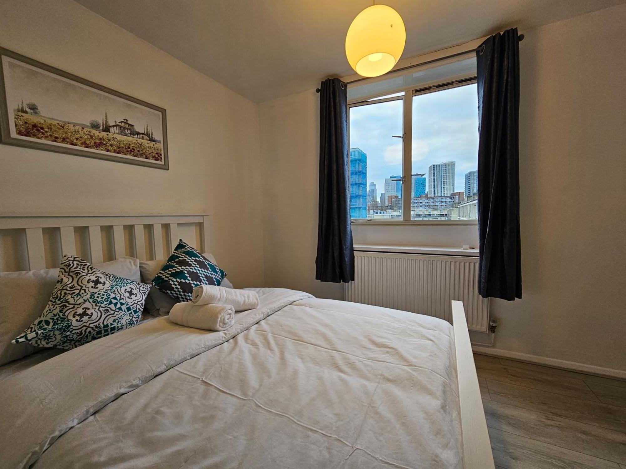 Whitechapel E1 *