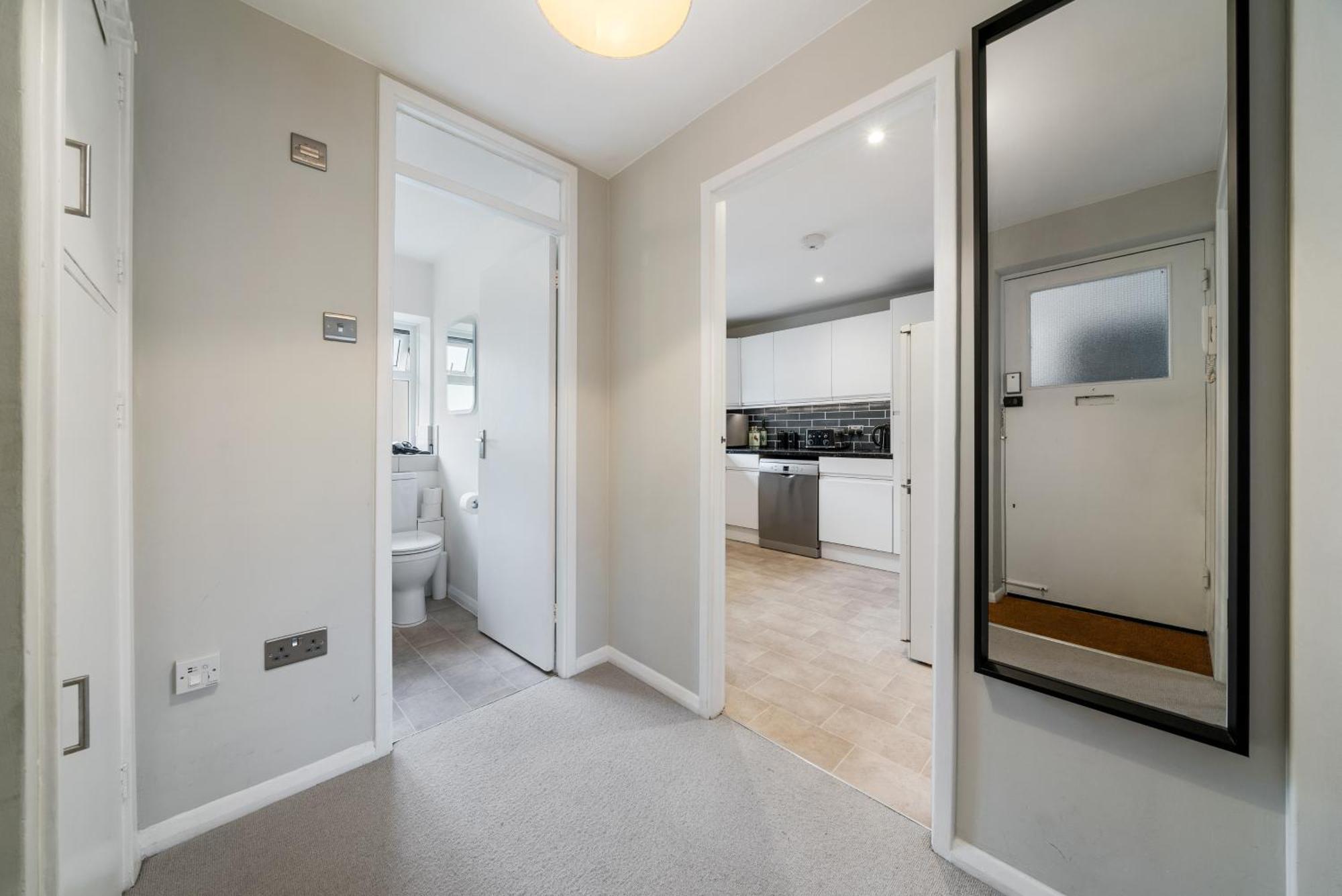 Bright & Cosy Gem ~ Battersea Park View ~ King Bed Londen