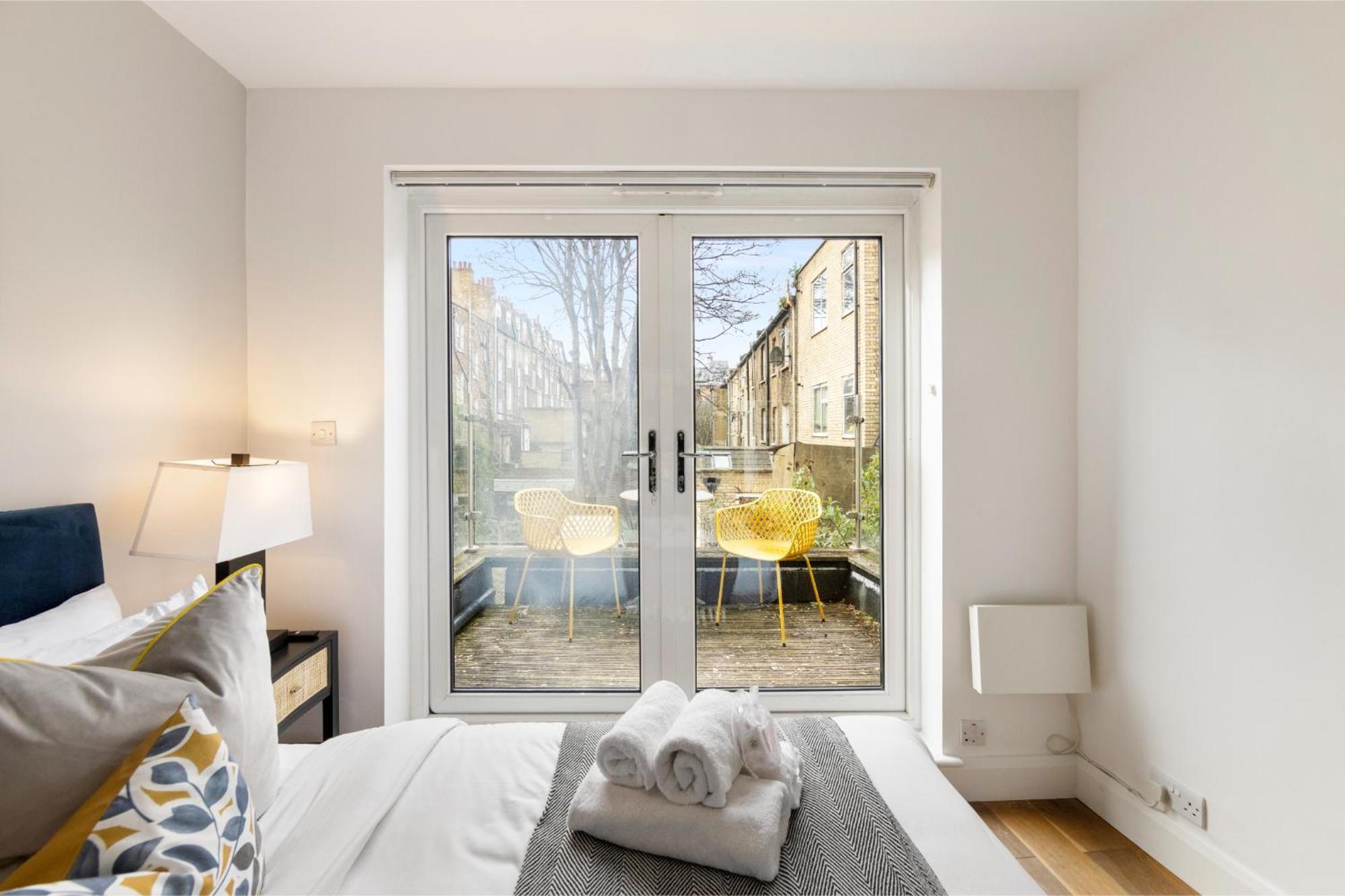 Tranquil Flat With Outdoor Space - Prime Location! Lejlighed *