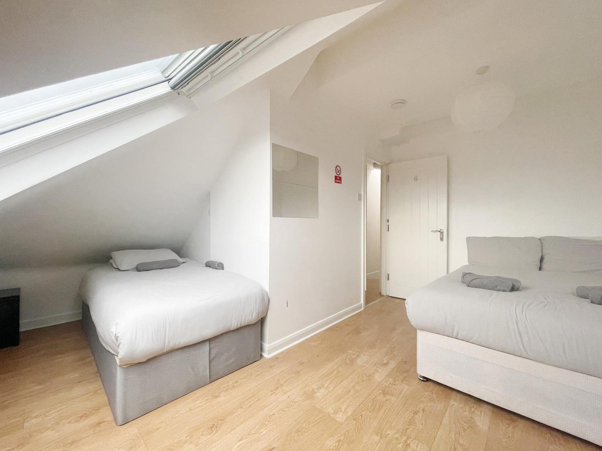 Large Cosy 15min From Homestay *