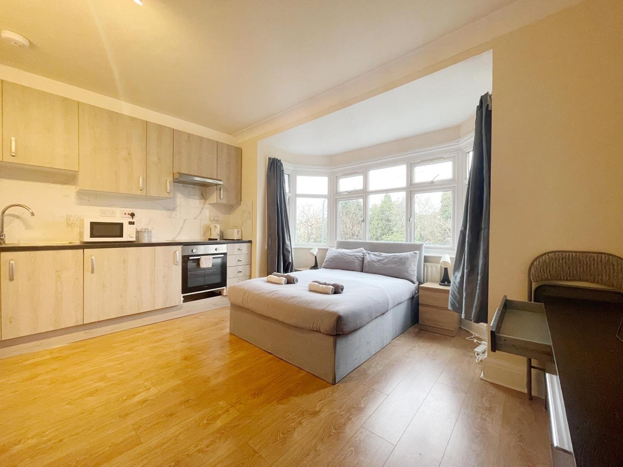 Large Cosy 15min From Homestay