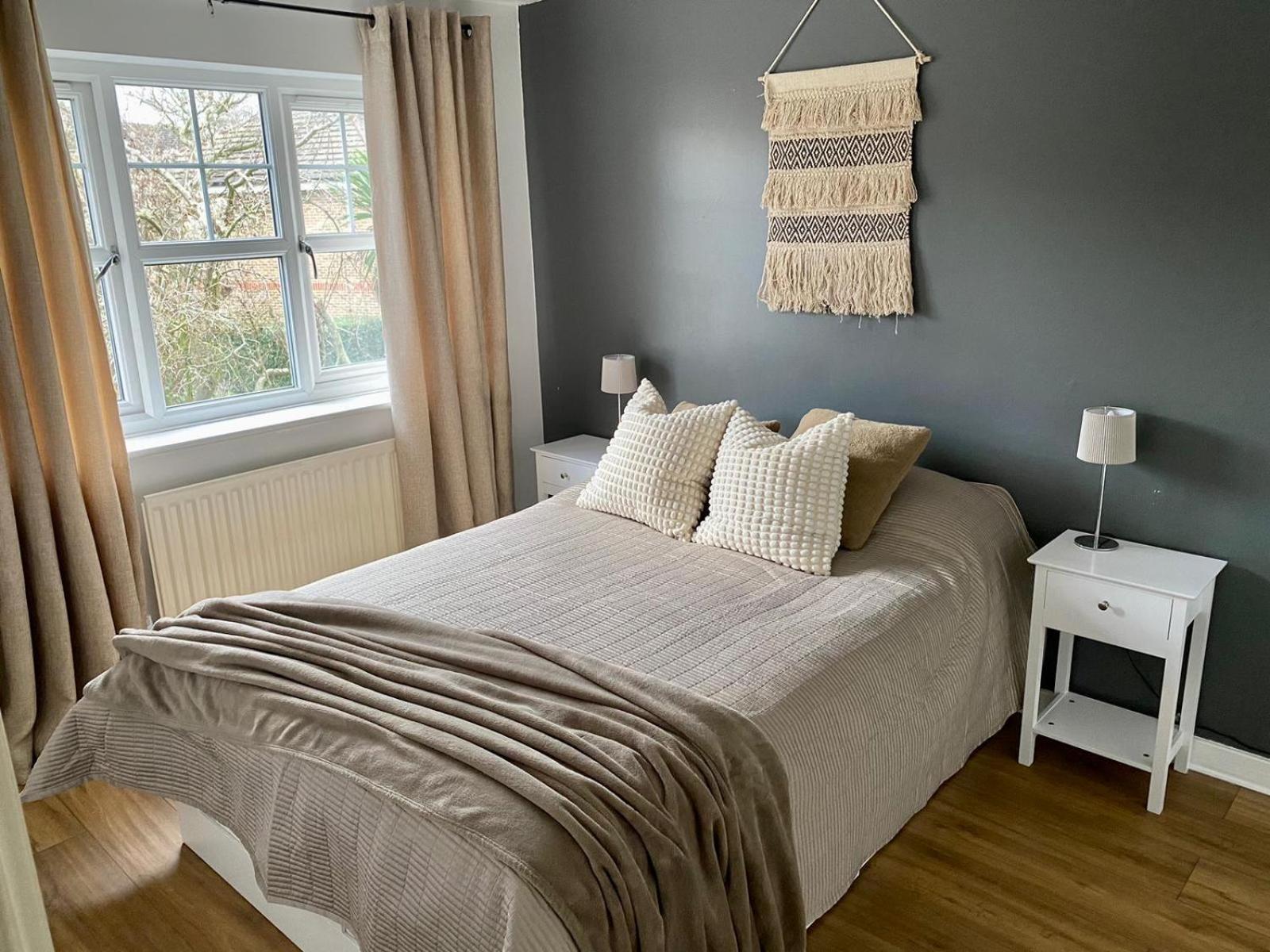 3 Bedroom House 2 Stops From Bridge Londen