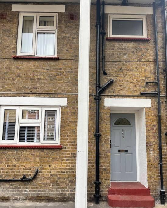 Newly Refurbished Apartment, Near Station & River Appartement Londen