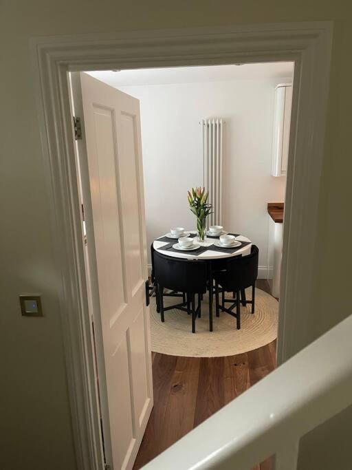 Appartement Newly Refurbished Apartment, Near Station & River Londen