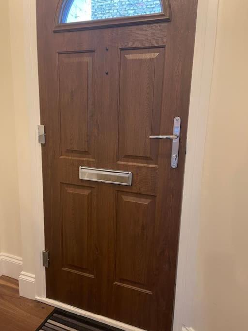 Newly Refurbished Apartment, Near Station & River Londen