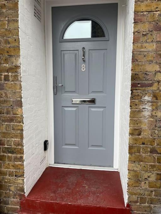 Newly Refurbished Apartment, Near Station & River * Londen