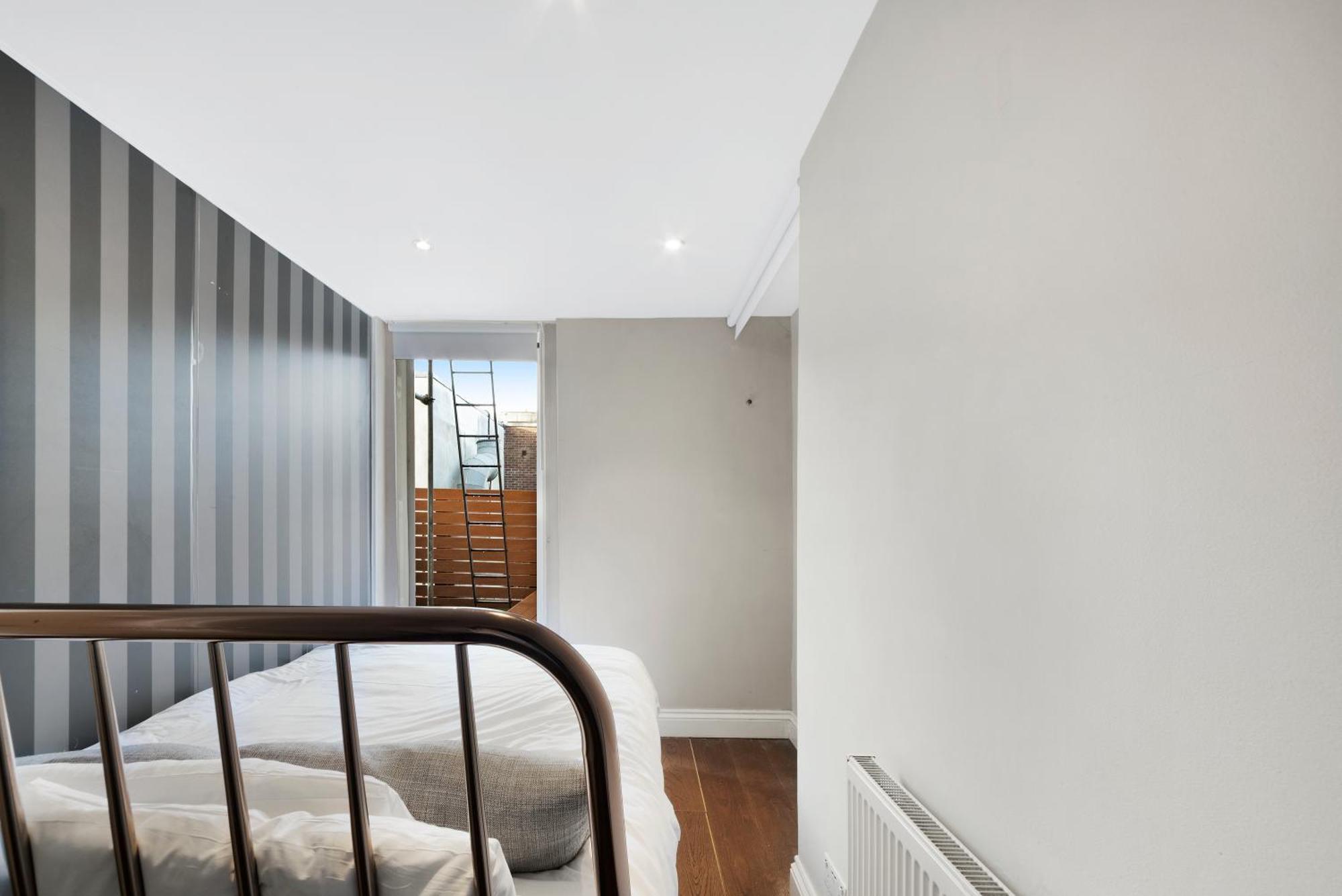 Modernised 1 And 2 Bedrooms Option Terrace And Balcony High Street *